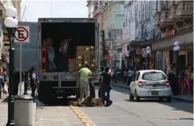  ?? YAZMÍN SÁNCHEZ ?? Hasta tres unidades se han juntado bajando mercancía.