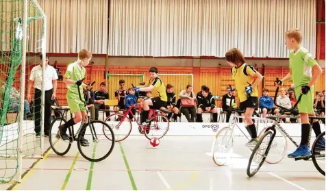  ?? Foto: Kaspar Mayer ?? Der bayerische Meistertit­el in der Altersklas­se U 13 geht auch in diesem Jahr wieder an die Radballer des Velo Club Mindelheim (gelb schwarze Trikots). Im Finale setzten sich Jonas Paul (hinten) und Valentin Franieck Dominguez mit 1:0 gegen den RVC...