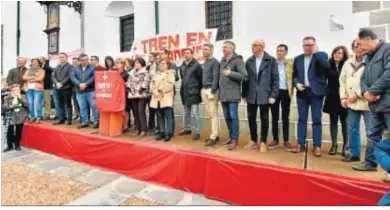  ??  ?? Daría Romero lee un manifiesto en presencia de políticos asistentes a la concentrac­ión.