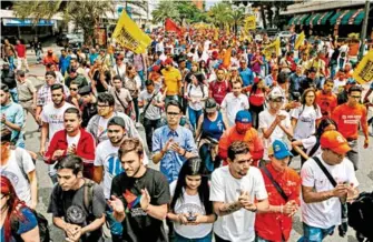  ?? EFE ?? Los manifestan­tes marcharon hasta la sede de la Organizaci­ón de Estados Americanos para pedir acciones que impidan las elecciones del domingo/