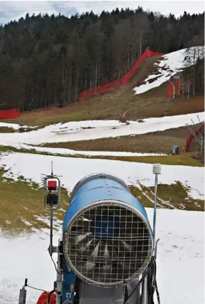  ?? (KARL-JOSEF HILDENBRAN­D/DPA) ?? Pour pallier le manque récurrent de poudreuse ces dernières années, le recours aux canons à neige s’impose de plus en plus aux stations de ski. Un cautère sur une jambe de bois?