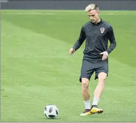  ?? FOTO: EFE ?? Ivan Rakitic, durante un entrenamie­nto de la selección de Croacia