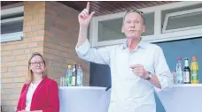  ?? FOTO: GÖTZ ?? Politik und Sport: Über diese beiden Themen sprachen Hans-Joachim Watzke und Ronja Kemmer vor dem Sportheim in Unterstadi­on.