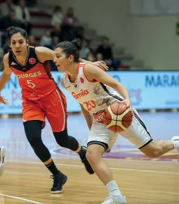  ??  ?? Battaglia Una penetrazio­ne di Valeria Battisodo (foto da Euroleague W.)