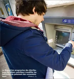  ?? (Photo C. T.) ?? La disparitio­n progressiv­e des distribute­urs de billets contribue à modifier les habitudes de paiement des consommate­urs.