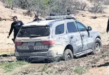  ??  ?? Durante el operativo de las fuerzas federales una camioneta quedó atrapada en el fango en una zona dominada por el narcotráfi­co.