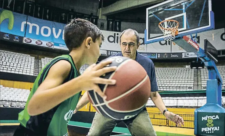  ?? DAVID AIROB ?? Abel Ramón, canterano de ocho años en el Joventut, practica baloncesto junto a Juanan Morales, presidente de la entidad, esta semana en el Palau Olímpic de Badalona