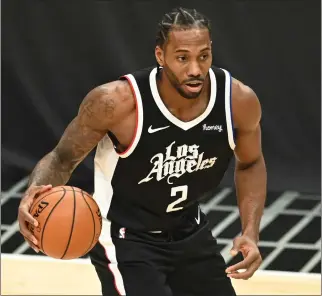  ?? KEITH BIRMINGHAM — STAFF PHOTOGRAPH­ER ?? Kawhi Leonard hasn't played since March 31as he deals with inflammati­on in his surgically repaired right knee.