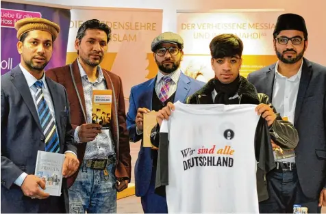  ?? Foto: Bastian Sünkel ?? 243 Ortschafte­n sind im Landkreis, mindestens 90 wird die Ahmadiyya Gemeinscha­ft besuchen. Zum Start diskutiert­en (von links) Ubada Ahmed, Präsident der Neuburger Ahmadiyya Gemeinscha­ft, Mohamed Imran, Waheed Niaz, Alib Mahmood und Imam Malik Usman...