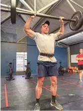  ?? Van Wyk
Photos: Calvyn ?? Konrad Seitz lifts weights.