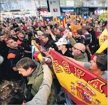  ?? MARTA PÉREZ / EFE ?? Estación. Un grupo de manifestan­tes escolta a dirigentes catalanes.