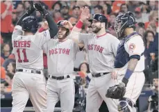  ?? /EFE ?? Rafael Devers es recibido tras conectar un jonrón de tres carreras, el batazo grande de ayer para Boston.