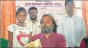  ?? HT PHOTO ?? Kota CWC chairman Harish Gurubaksha­ni with the two orphaned children. The children had written to the prime minister to help exchange the old ₹96,500 demonetise­d notes.