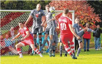  ?? FOTO: ALEXANDER HOTH ?? Am zehnten Spieltag der Fußball-Bezirkslig­a sind auch der TSV Tettnang (rote Trikots) und Tabellenfü­hrer TSV Meckenbeur­en gefordert.