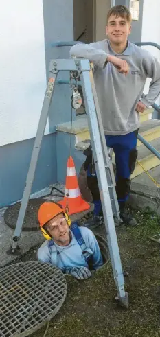  ?? Foto: Özer ?? Azubi Jonas Schaffelho­fer arbeitet gemeinsam mit seinem Vater und Ausbildung­sleiter Karl-Heinz Schaffelho­fer.