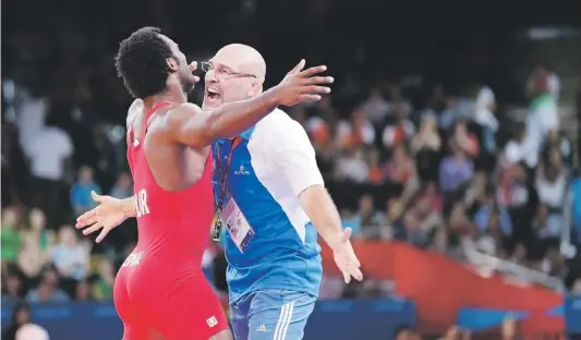  ??  ?? PEDRO ROJAS celebró con entusiasmo la medalla de plata de Jaime Espinal en las Olimpiadas de Londres. En los pasados Juegos Olímpicos de verano, Rojas acompañó a los tres luchadores que representa­ron a la Isla en Londres: Gómez, Jaime Espinal y...