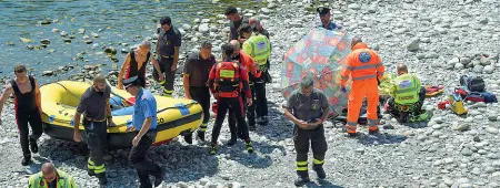  ?? (foto Todaro) ?? I soccorsi L’intervento di medici del 118 e vigili del fuoco a Turbigo