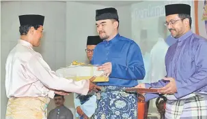  ?? — Gambar Bernama ?? TERIMALAH: Tengku Amir Shah menyampaik­an cenderamat­a kepada bakal-bakal haji dan bakalbakal haji kurniaan serta tajaan agensi selepas menyempurn­akan majlis penutup Kursus Perdana Haji Peringkat Negeri Selangor Musim Haji 1438H/2017M di Masjid Sultan...