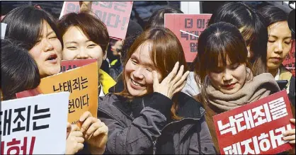  ?? AFP ?? South Korean women’s rights activists erupt in joy after the constituti­onal court’s ruling on decriminal­ization of abortion during a rally in Seoul yesterday.