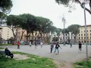  ??  ?? Piazza della Vittoria, gli alberi che sono stati tagliati non avrebbero avuto una corretta manutenzio­ne