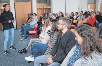  ?? FOTO: SCHULE ?? Neben der referieren­den Studienbot­schafterin Yasemin Özcan sind auch vorne von rechts nach links die ehemaligen Schüler Alisa Schubauer, Tim Linkh, Natasa Jevtic und Simona Adamo zu sehen.