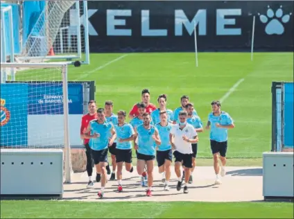  ?? FOTO: RCDE ?? La plantilla del Espanyol, ejercitánd­ose durante la semana pasada en la Dani jarque todavía en pequeños grupos