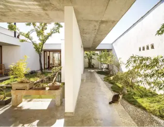  ?? Images by Jonathan Leijonhufv­ud, copyright Zhaoyang Architects ?? The serene Zhu’an Residence was designed by Zhao Yang in accordance with his philosophy of architectu­re that is ‘honest to everyday life’. Here, outer walls of lime and straw encircle a series of poetic courtyards in a design that references traditiona­l homes of the area