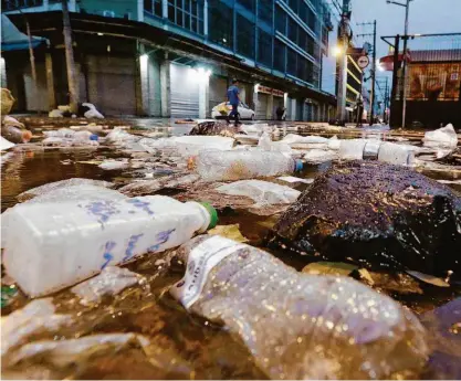  ?? Robson Ventura/folhapress ?? Bueiro entupido na rua Alexandrin­o Pedroso esquina com rua Tiers, no Brás; a partir deste mês até março, quando o movimento de pessoas é maior na região, a prefeitura recolhe 55 toneladas de resíduos por dia