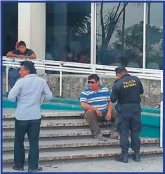  ??  ?? Momentos cuando el hermano del paciente del IMSS se encadenó a las puertas por desesperac­ión