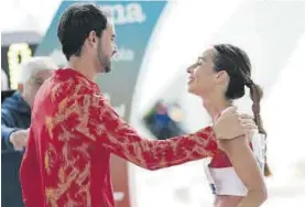  ?? MIGUELEZ TEAM ?? Álvaro Martín y Laura García-Caro se felicitan tras el triunfo en Valencia.