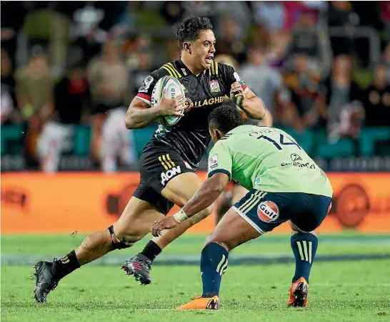  ?? PHOTO: PHOTOSPORT ?? Chiefs midfielder Anton Lienert-Brown attempts to evade the tackle of Waisake Naholo during their Super Rugby match against the Highlander­s at Stadium Waikato in Hamilton last night.