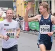  ??  ?? Lauf-Experten unter sich: Marathon-Bundestrai­ner Wolfgang Heinig und Jan Fitschen (v.l.). Kurz darauf startete der Ex-Europameis­ter selbst im Volkslauf.