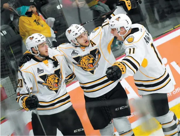  ?? PHOTO AGENCE QMI, ANDRÉANNE LEMIRE ?? Vincent Lanoue (au centre) a terminé la rencontre avec un but et une passe pour aider les Tigres à créer l’égalité dans sa série face aux Voltogeurs.