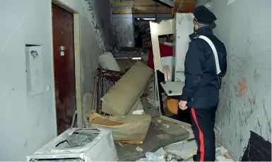  ??  ?? I controlli Cinquanta militari, poco prima delle 6, hanno cinturato i palazzi Athena 1 e Athena 3. In quest’ultimo è stata trovata una dozzina di clandestin­i tra marocchini e nigeriani, denunciati. La prossima settimana sarà demolita la scala dell’Anna 2