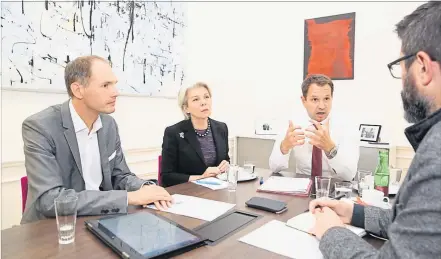  ?? [ Stanislav Jenis ] ?? Berater Andreas Pölzl, Rechtsanwä­ltin Edith Hlawati und BMF-Generalsek­retär Thomas Schmid beim Roundtable (v. l.).