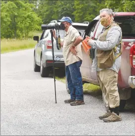  ??  ?? Terry Stanfill (left) and Joe Neal stop along the tour road to see birds in an open area of the battlefiel­d.