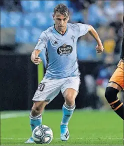  ??  ?? Kevin Vázquez conduce el balón durante un partido ante el Valencia.