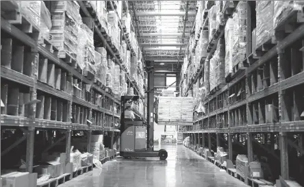  ?? HUANG ZONGZHI / XINHUA ?? An employee arranges packages at a Cainiao storage facility in Yiwu, Zhejiang province, in July.