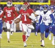  ?? Alonzo Adams Associated Press ?? OKLAHOMA quarterbac­k Kyler Murray runs for a touchdown ahead of Kansas’ Shakial Taylor.