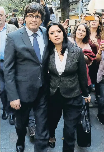  ?? RAFAEL MARCHANTE / REUTERS ?? Carles Puigdemont ayer paseando por las calles de Girona junto a su esposa, Marcela Topor