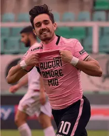  ?? LAPRESSE ?? Igor Coronado, 25 anni, e la maglia con dedica alla moglie