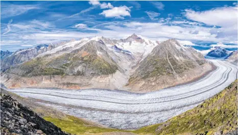  ?? FOTO: IMAGEBROKE­R/KIM PETERSEN, IMAGO IMAGES ?? Folgen des Klimawande­ls: Die Oberfläche am Fuß des Großen Aletschgle­tschers, des größten Alpenglets­chers, schrumpfte durch Abschmelze­n jährlich um bis zu fünf Meter und mehr.