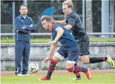  ?? ARCHIVFOTO: VOLKER STROHMAIER ?? Fabian Kneer (rechts) ist in der Winterpaus­e vom SV Baustetten zu den SF Bronnen gewechselt.