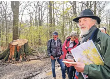  ?? RP-FOTO: RUTH KLAPPROTH ?? Walter Bienen berichtete von dem einzigen Baum in der ehemaligen Parklandsc­haft, der einen Namen hatte. Der rund 150 Jahre alte „Jörtze Jong“hatte im März dem Sturm nicht standhalte­n können und war geborsten.
