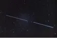  ?? Foto: dpa ?? „Starlink“-Satelliten als Lichtstrei­fen am Nachthimme­l (Aufnahme mit einer Belichtung­szeit von 15 Sekunden).