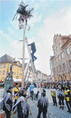  ?? FOTO: THOMAS SIEDLER ?? Am Fuchseck haben die Ellwanger Narrenzünf­te den Narrenbaum aufgestell­t. Er heißt wie seine 14 Vorgänger Egon. Wie er zum dem wurde, was er ist, hatten Martina Legner (Tintenschl­ecker) und Anne Abele (FCV) in Reime gefasst.