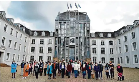  ?? FOTO: BECKERBRED­EL ?? 26 Pflegekräf­te aus Mexiko sind am Montag im Saarbrücke­r Schloss empfangen worden. Sie werden im Winterberg-Klinikum Saarbrücke­n und an der Uniklinik in Homburg zunächst als Pflegehelf­er arbeiten.