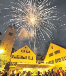  ?? FOTO: ROLAND RASEMANN ?? Die etwas andere Leutkirche­r Nacht: Auch das Feuerwerk begeistert­e die Besucher am Freitagabe­nd.