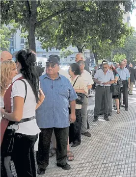  ??  ?? En fila. Jubilados hacen cola en una oficina de la ANSeS en La Plata.