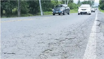  ?? FOTO: EL HERALDO ?? Este tramo es el lunar negro del Corredor Logístico. Por el pésimo estado del pavimento se registran decenas de accidentes viales.